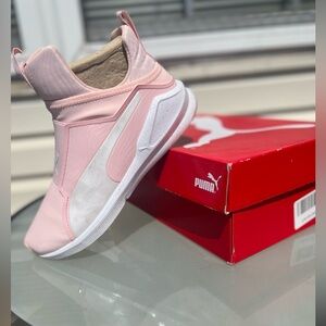 Pink and white puma sneakers💗🤍